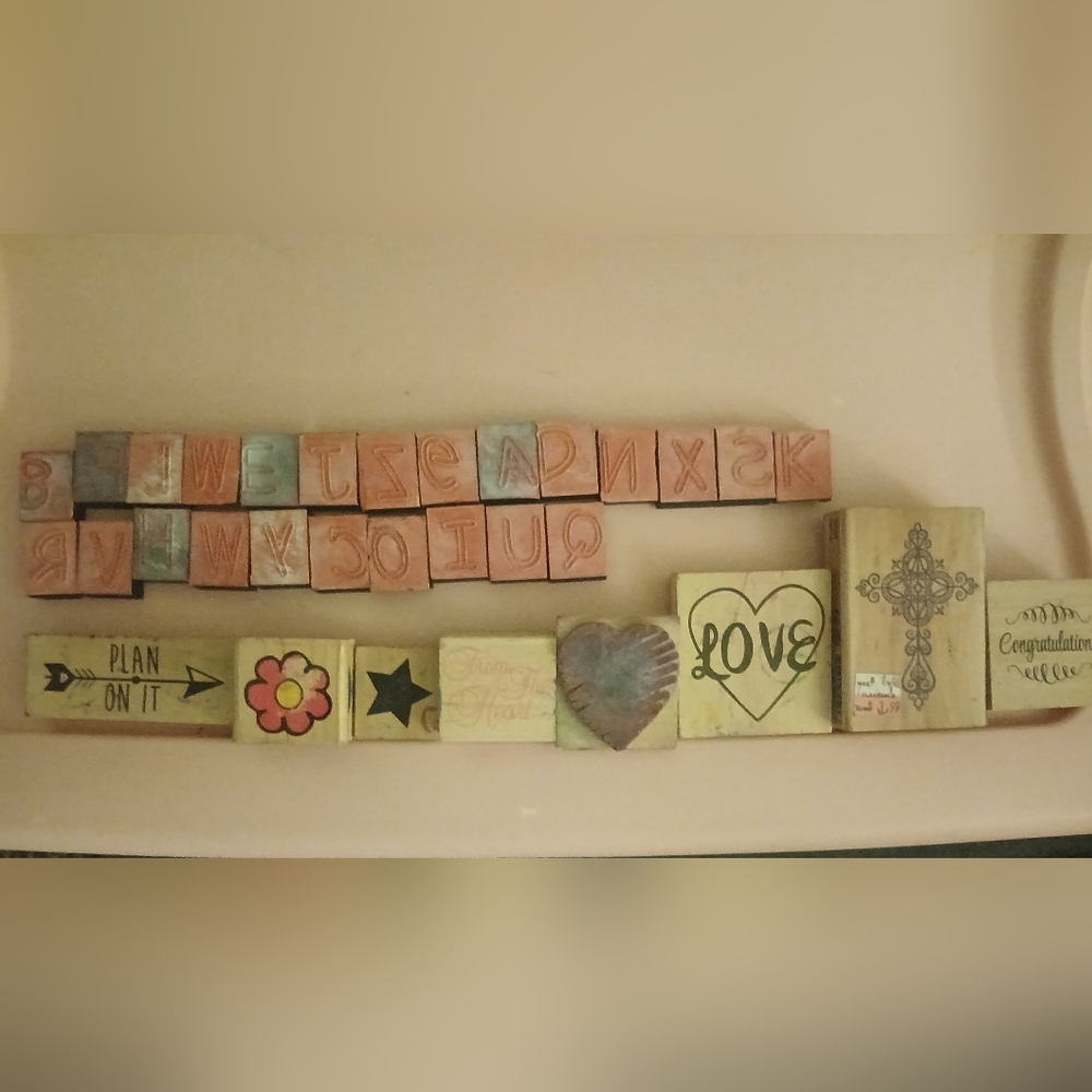 32 LIKE NEW Stamps 8 Wood & 24 Letter Rubber Stamps.USED ONCE Needs Cleaned
